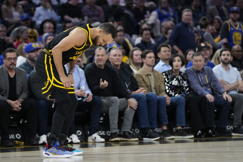 El escolta de los Warriors de Golden State, Stephen Curry, sale cojeando de la cancha durante la segunda mitad del partido de baloncesto de la NBA del equipo contra los Bulls de Chicago, el jueves 7 de marzo de 2024, en San Francisco. (AP Foto/Godofredo A. Vásquez)