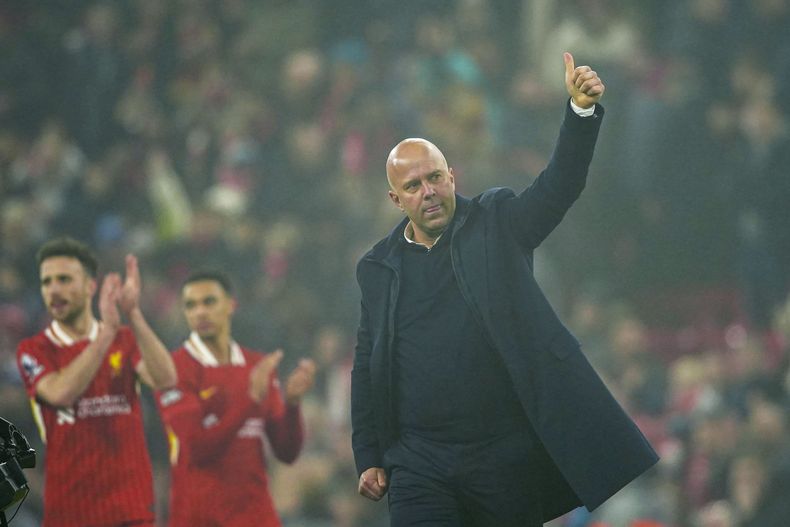 Arne Slot, técnico de Liverpool, festeja la victoria de su equipo sobre Leicester City en la Liga Premier, el jueves 26 de diciembre de 2024 (AP Foto/Ian Hodgson)
