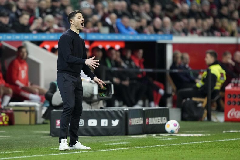 El técnico del Bayer Leverkusen Xabi Alonso hace un gesto durante el encuentro de la Bundesliga ante el Bayern Munich en el BayArena el sábado 10 de febrero del 2024. (AP Foto/Martin Meissner)