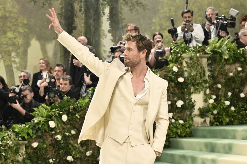 Chris Hemsworth llega a la gala benéfica del Instituto del Vestido del Museo Metropolitano de Arte para celebrar la inauguración de la exposición Sleeping Beauties: Reawakening Fashion el lunes 6 de mayo de 2024, en Nueva York. (Foto Evan Agostini/Invision/AP)