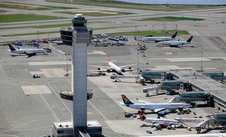 ARCHIVO – La torre de control de tráfico aéreo se levanta sobre las terminales en el Aeropuerto Internacional John F. Kennedy en Nueva York, el 20 de abril de 2010. (AP Foto/Mark Lennihan, Archivo)