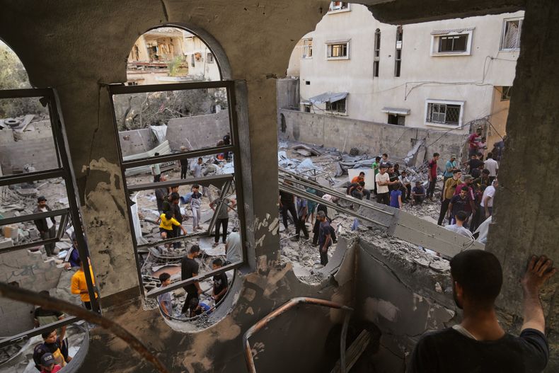Palestinos examinan los daños causados por un ataque israelí a la vivienda de la familia Abu Dahrouj en Zawaida, en el centro de la Franja de Gaza, el 25 de septiembre de 2025. (AP Foto/Abdel Kareem Hana)