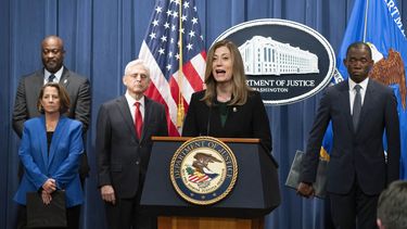La administradora de la DEA, Anne Milgram, con, de izquierda a derecha, el inspector jefe de correos Gary Barksdale, la fiscal general adjunta Lisa Monaco, el secretario de Justicia Merrick Garland y el subsecretario del Tesoro Adewale Wally Adeyemo, habla durante una conferencia de prensa en el Departamento de Justicia sobre medidas contra la cadena de suministro de precursores químicos de fentanilo, el martes 3 de octubre de 2023, en Washington. (AP Foto/Manuel Balce Ceneta)