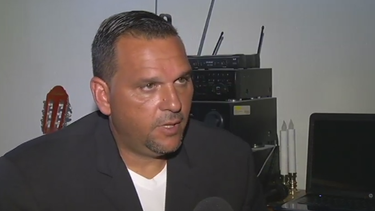 policia cubano de opa locka muestra su lado artistico