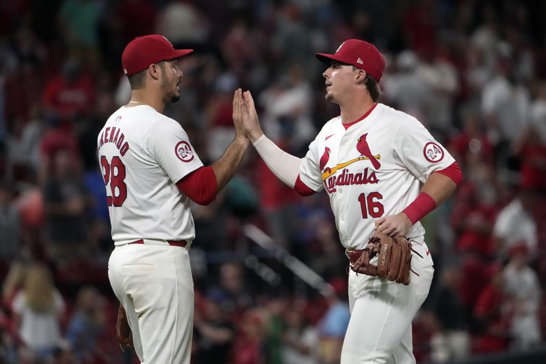Nolan Arenado, a la izquierda, de los Cardenales de San Luis, y Nolan Gorman, celebran una victoria de 4-2 sobre los Piratas de Pittsburgh el miércoles 12 de junio de 2024, en San Luis. (AP Foto/Jeff Roberson)