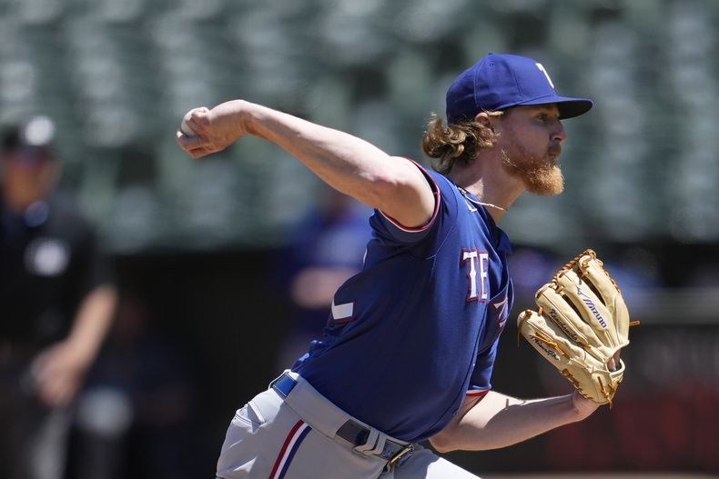 Jon Gray, pitcher de los Rangers de Texas, labora ante los Atléticos de Oakland en el juego del sábado 13 de mayo de 2023 (AP Foto/Jeff Chiu)