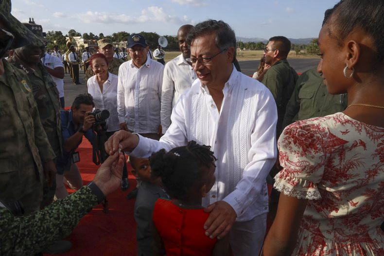 El presidente de Colombia, Gustavo Petro, saluda a la gente a su llegada a Jacmel, Haití, el miércoles 22 de enero de 2025. (AP Foto/Patrice Noel)