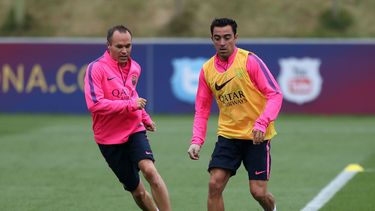 americateve | Xavi, de Barcelona, derecha, y Andr&eacute;s Iniesta entrenan en St Georges Park, Burton-Upon-Trent, Inglaterra, 1 de agosto de 2014. Xavi Hern&aacute;ndez anunci&oacute; el martes5 de agosto de 2014 que no volver&aacute; a vestir la camiseta de la selec