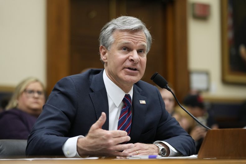 ARCHIVO - El director del FBI, Christopher Wray, testifica ante la Comisión de Asuntos Jurídicos de la Cámara de Representantes de Estados Unidos, el 12 de julio de 2023, en el Capitolio en Washington. El sábado 14 de octubre, Wray habló ante uno de los grupos policiales más grandes del país sobre cómo el FBI trabaja con la policía en todo el país, inclusive para ayudar a condenar a dos hombres acusados de la muerte de un adolescente de un pequeño pueblo de Michigan atrapado en un trama internacional de extorsión sexual en línea. (AP Foto/Patrick Semansky, File)