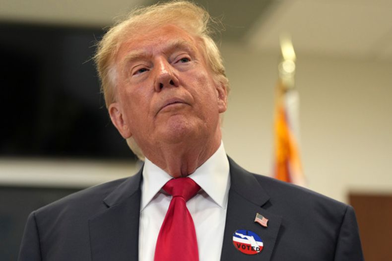 El presidente Donald Trump habla con la prensa después de votar de forma anticipada para las elecciones legislativas de 2026, el sábado 24 de octubre de 2026, en West Palm Beach, Florida. (AP Foto/Mark Schiefelbein)