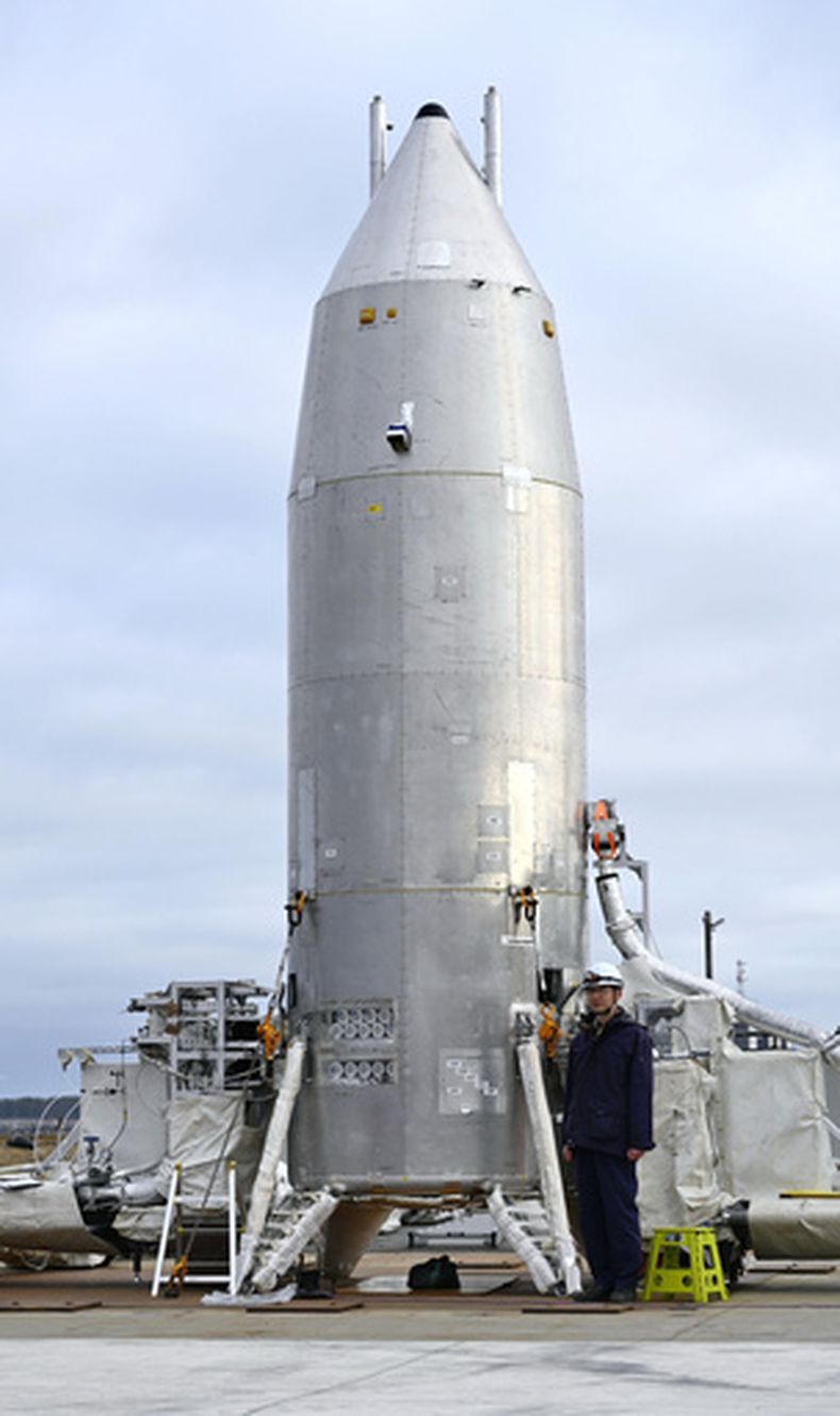 En esta imagen del 14 de marzo de 2026 se puede ver el Vehículo Experimental Reutilizable, conocido como RV-X, en el Centro de Pruebas de Cohetes de Noshiro, de la Agencia de Exploración Aeroespacial de Japón, en Noshiro, Japón. (Muneyoshi Someya/Kyodo News via AP)