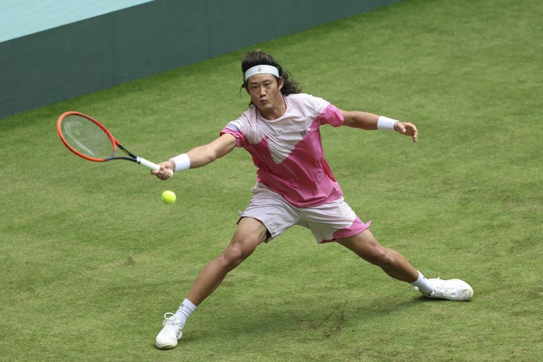 El chino Zhizhen Zhang juega en el circuito ATP en Halle, Alemania, el lunes 17 de junio de 2024. (Friso Gentsch/dpa vía AP)