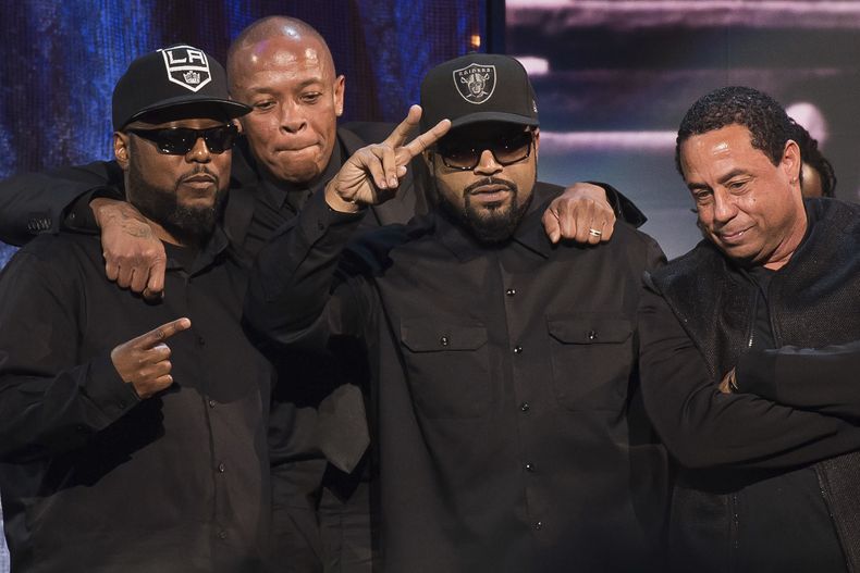 ARCHIVO - MC Ren, de izquierda a derecha, Dr. Dre, Ice Cube y DJ Yella de N.W.A aparecen en la 31ª Ceremonia Anual de Incorporación al Salón de la Fama del Rock and Roll en Nueva York el 8 de abril de 2016. (Foto Charles Sykes/Invision/AP, archivo)