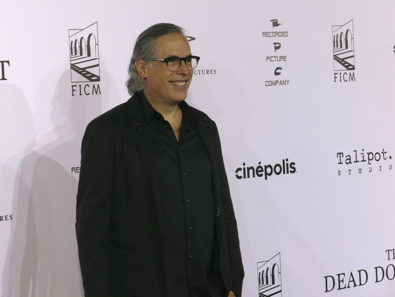 El cinefotógrafo mexicano Rodrigo Prieto posa en la alfombra roja de la película The Dead Dont Hurt en Morelia, México, el viernes 20 de octubre de 2023. (Foto AP/Berenice Bautista)