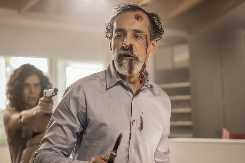Esta imagen difundida por ViX muestra a Daniela Schmidt, a la izquierda, y Bruno Bichir en una escena de la película Instintos. (ViX vía AP)
