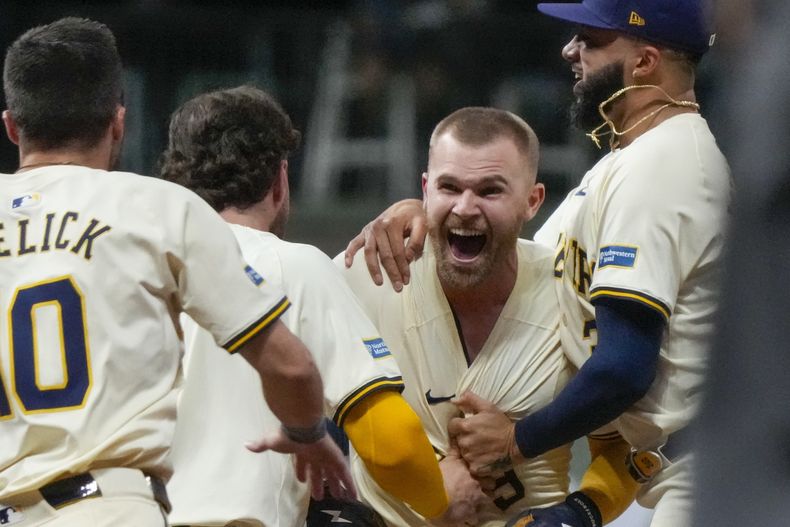 Jake Bauers es felicitado luego de pegar el sencillo del triunfo sobre los Filis de Filadelfia, el miércoles 18 de septiembre de 2024 (AP Foto/Morry Gash)