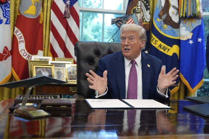El presidente Donald Trump habla en el Despacho Oval de la Casa Blanca, el viernes 5 de septiembre de 2025, en Washington. (AP Foto/Alex Brandon)