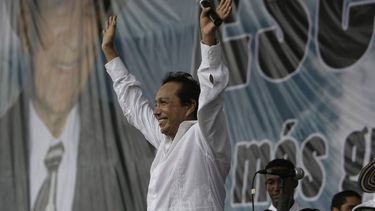 americateve | En esta fotograf&iacute;a de archivo del viernes 15 de mayo de 2009, el cantautor Diomedes Diaz saluda a sus seguidores tras cantar en el estado norte&ntilde;o de C&eacute;sar, en Colombia. D&iacute;az muri&oacute; el domingo 22 de diciembre de 2013. Ten&