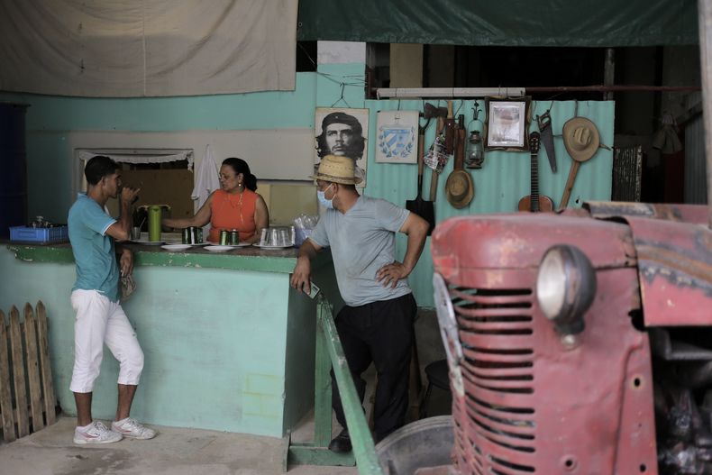 Una persona bebe zumo en un bar cooperativo de zumos en La Habana, Cuba, el lunes 11 de marzo de 2024.Durante 60 años la libreta de abastecimiento fue el pilar de la alimentación en la isla. Pero las cosas han cambiado y en las últimas protestas la consigna de los manifestantes fue “corriente y comida” en alusión a los recurrentes apagones y al desabastecimiento de alimentos. (AP Foto/Ariel Ley)
