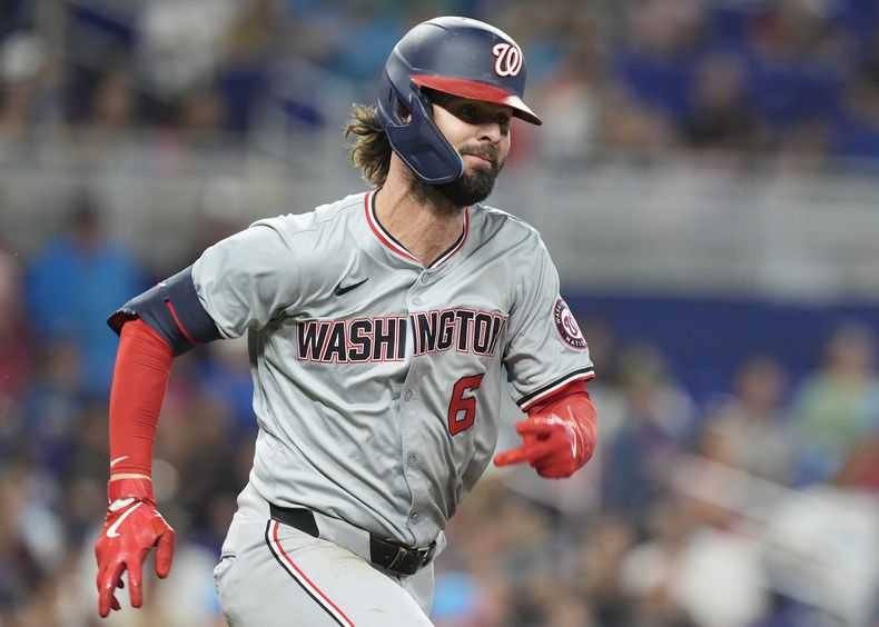 Jesse Winker de los Nacionales de Washington tras batear un sencillo ante los Marlins de Miami, el sábado 27 de abril de 2024. (AP Foto/Marta Lavandier)