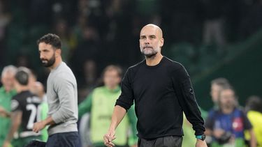 El técnico del Manchester City Pep Guardiola y el director del Sporting Ruben Amorim en el encuentro de la Liga de Campeones del martes 5 de noviembre del 2024. (AP Foto/Armando Franca)