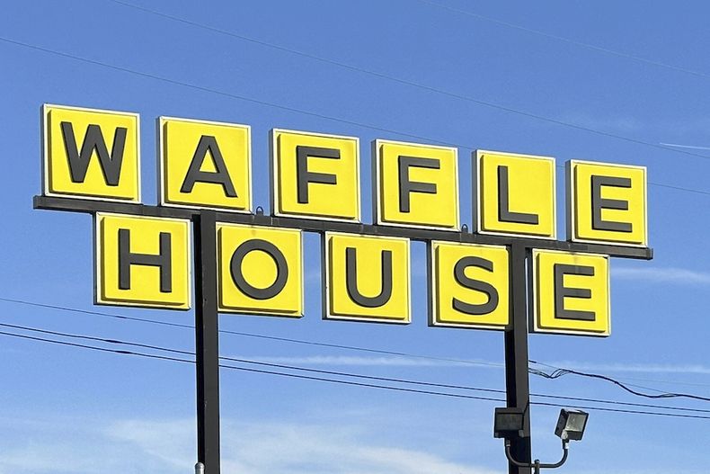 El letrero de un restaurante Waffle House en Indianápolis el 19 de febrero del 2024. (AP foto/Isabella Volmert)