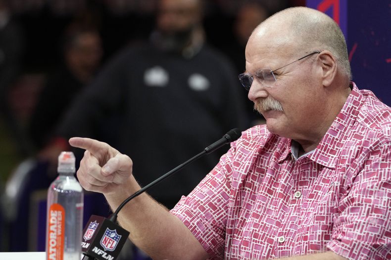 Andy Reid, entrenador en jefe de los Chiefs de Kansas City, habla en la noche de apertura del Super Bowl LVIII, el lunes 5 de febrero de 2024, en Las Vegas (AP Foto/Godofredo A. Vásquez)