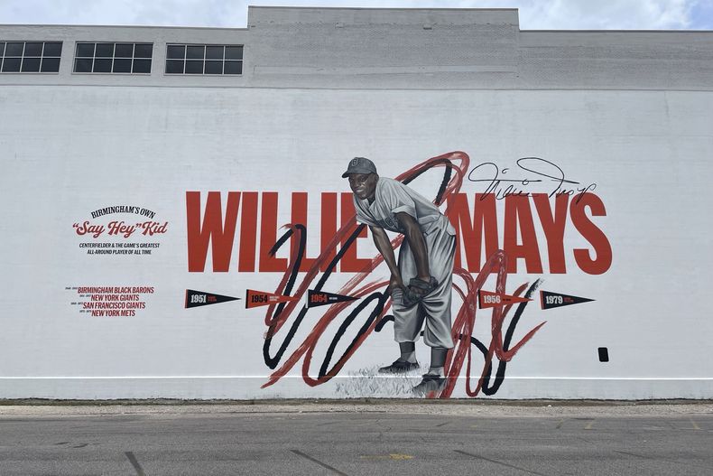 Un mural muestra a Willie Mays en el centro de Birmingham, Alabama, el miércoles 19 de junio de 2024, un día después de su deceso (AP Foto/Alanis Thames)