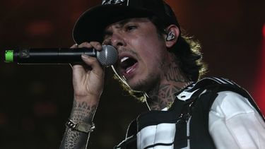 ARCHIVO - El cantante mexicano Natanael Cano durante su presentación en el primer día del festival Arre en la Ciudad de México el domingo 10 de septiembre de 2023. El astro de los corridos tumbados Natanael Cano fue vinculado a proceso por un presunto delito de cohecho (soborno), infiormó la Fiscalía General de Justicia del Estado de Sonora el 19 de agosto de 2024. Su situación legal no llevó a la cancelación de su concierto masivo programado para el viernes en la Ciudad de México. (Foto AP/Fernando Llano)
