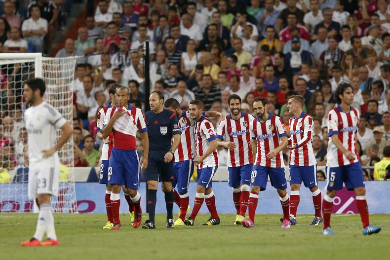 Los jugadores de Atl&eacute;tico de Madrid festejan un gol contra Real Madrid en la liga espa&ntilde;ola el s&aacute;bado, 13 de septiembre de 2014, en Madrid. (AP Photo/Daniel Ochoa de Olza)