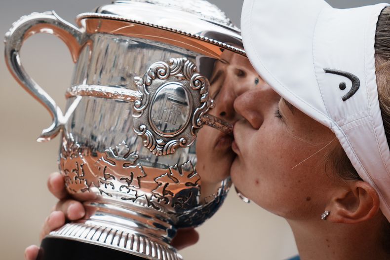 ARCHIVO - Foto del 12 de junio del 2021, la checa Barbora Krejcikova le da un beso al trofeo del Abierto de Francia tras vencer a la rusa Anastasia Pavlyuchenkova en la final del Abierto de Francia. El viernes 12 de mayo del 2023, los organizadores anuncian que los premios regresarán a la cifra del 2019 de 2,5 millones de dólares para los campeones y una bolsa histórica de 54 millones de dólares. (AP Foto/Thibault Camus)