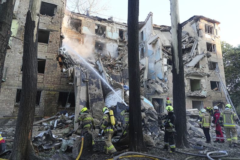 Bomberos trabajan para extinguir el incendio en un edificio de apartamentos después del ataque ruso en Kiev, Ucrania, la mañana del lunes 23 de junio de 2025. (AP Foto/Efrem Lukatsky)