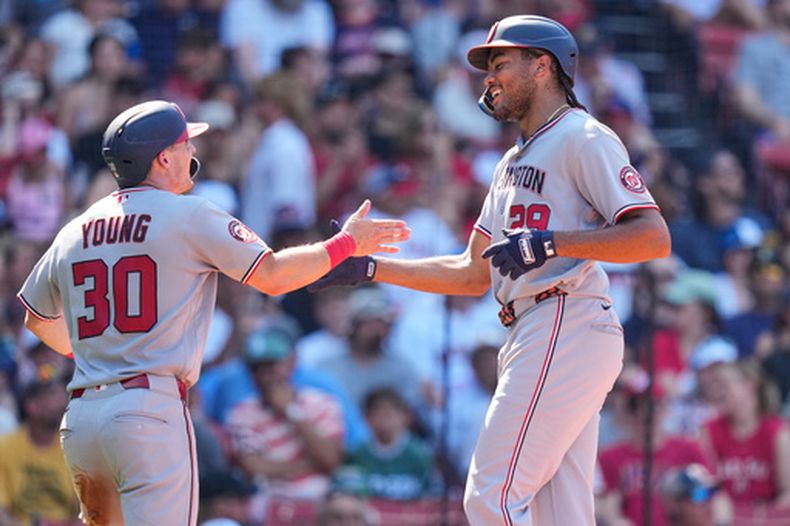 James Wood, derecha, de los Nacionales de Washington, es felicitado por Jacob Young después de su jonrón de tres carreras en la séptima entrada del juego de Béisbol de Grandes Ligas contra los Medias Rojas de Boston, el miércoles 1 de julio de 2026, en Boston. (AP Foto/Charles Krupa)