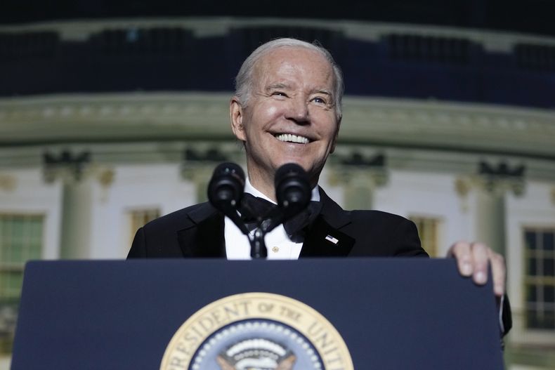 ARCHIVO - El presidente Joe Biden habla en la cena anual de la Asociación de Corresponsales de la Casa Blanca, Washington, 29 de abril de 2023. (AP Foto/Carolyn Kaster, File)