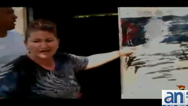 americateve | Turbas organizadas por la seguridad del estado en Cuba agredieron nuevamente con preservativos llenos de asfalto la casa de opositores en la isla. Pero mientras esto ocurre, el régimen también incumple sus promesas a cubanos con severos problemas de vivie