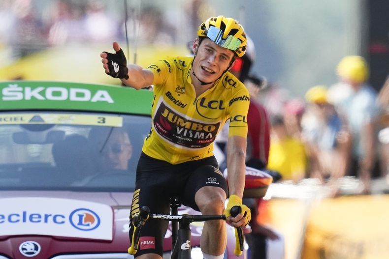 Jonas Vingegaard, con el maillot amarillo de líder general, cruza la meta de la 18va etapa del Tour de Francia, el 21 de julio de 202, en Hautacam. (AP Foto/Thibault Camus)