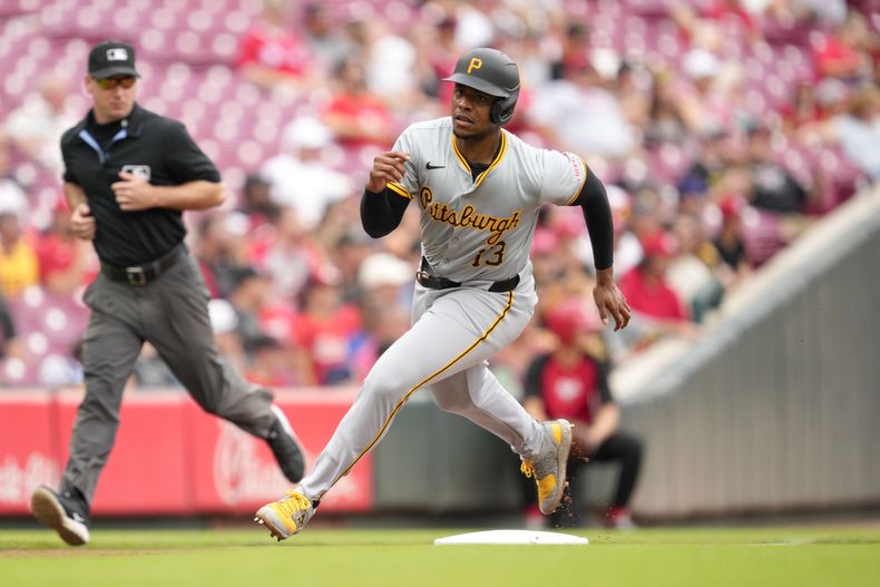 KeBryan Hayes de los Piratas de Pittsburgh recorre las bases con el sencillo de Jack Suwinski en la segunda entrada ante los Rojos de Cincinnati el miércoles 26 de junio del 2024. (AP Foto/Jeff Dean)