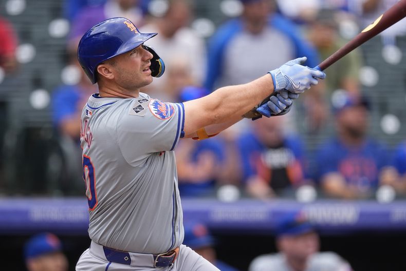 Pete Alonso de los Mets de Nueva York le da seguimiento a su jonrón de dos carreras frente al abridor de los Rockies de Colorado Austin Gomber el jueves 8 de agosto del 2024.(AP Foto/David Zalubowski)