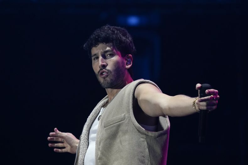 El cantante colombiano Sebastián Yatra durante su concierto en el Coca-Cola Flow Fest en la Ciudad de México el sábado 23 de noviembre de 2024. (Foto AP/Félix Márquez)