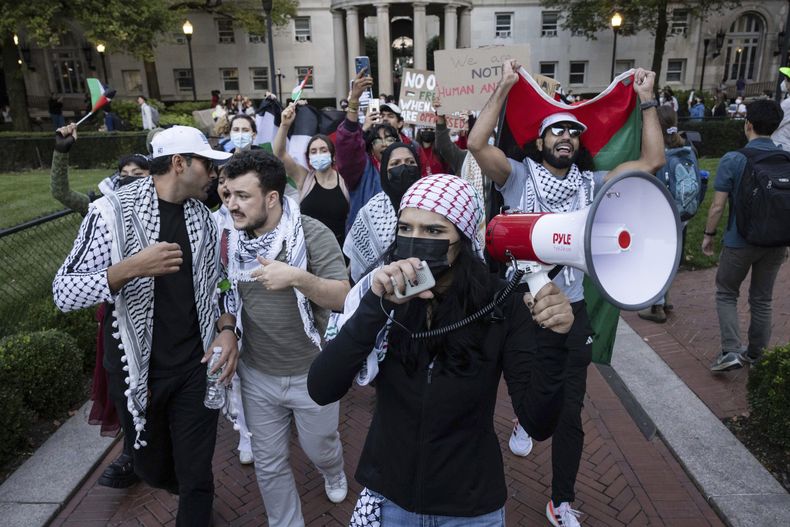 ARCHIVO - Simpatizantes de los palestinos, incluido Mahmoud Khalil, segundo de izquierda a derecha, se manifiestan en la Universidad de Columbia, el jueves 12 de octubre de 2023, en Nueva York. (AP Foto/Yuki Iwamura, archivo)