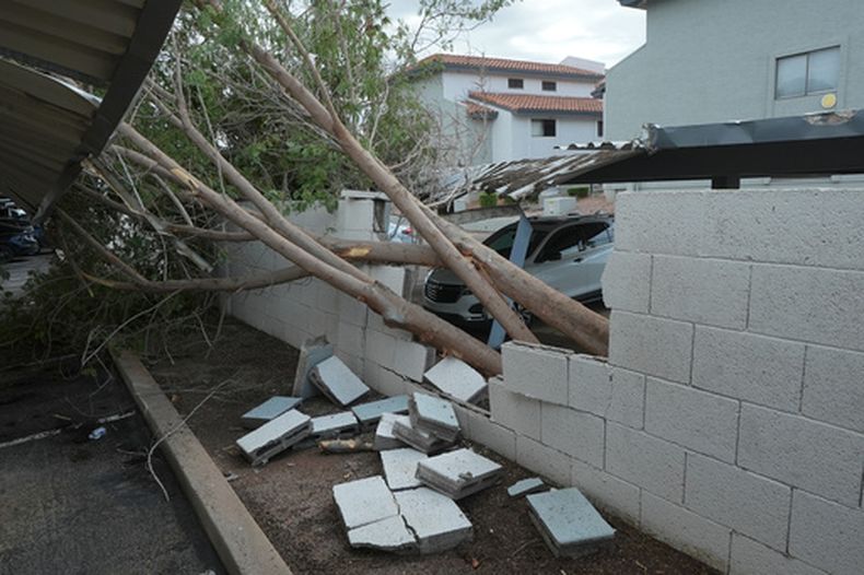 Los daños después de la tormenta en Mesa, Arizona, el 21 de octubre del 2026. (AP foto/Ross D. Franklin)