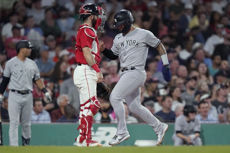 El venezolano Gleyber Torres, de los Yanquis de Nueva York, anota en el segundo duelo de una doble tanda disputada el martes 12 de septiembre de 2023, ante los Medias Rojas de Boston (AP Foto/Steven Senne)