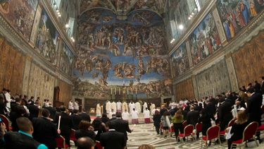 americateve | ARCHIVO - Foto de archivo, 12 de enero de 2014, provista por el diario vaticano LOsservatore Romano de una ceremonia en la Capilla Sistina. Los famosos frescos de la Capilla Sixtina empiezan a volverse blancos debido a la contaminaci&oacute;n provocada p