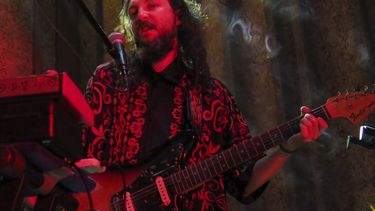 Eblis Álvarez de Meridian Brothers se presenta durante un concierto en la Ciudad de México el miércoles 31 de julio de 2024. (Foto AP/Berenice Bautista)