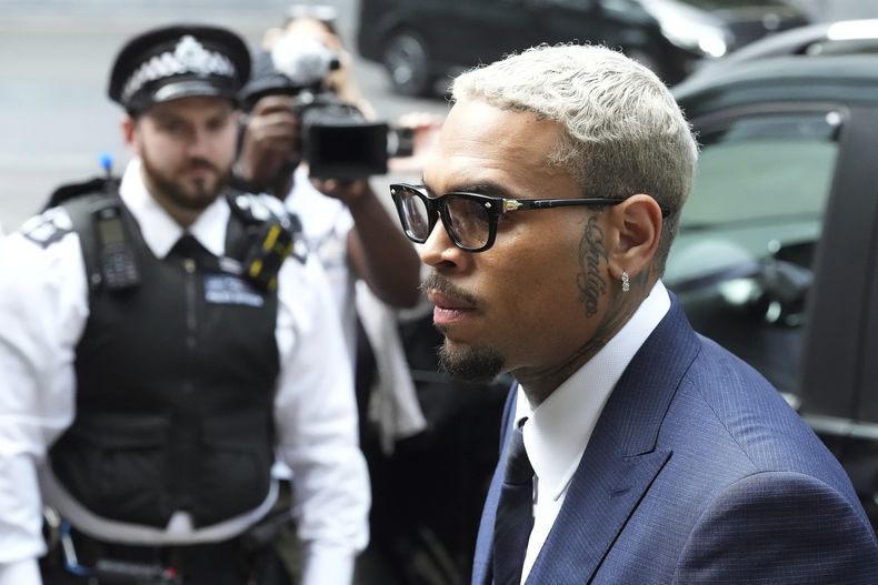 El cantante estadounidense de R&B Chris Brown llega al Tribunal de la Corona de Southwark para asistir a una audiencia de declaración de culpabilidad en Londres, el viernes 20 de junio de 2025. (Foto AP/Frank Augstein)
