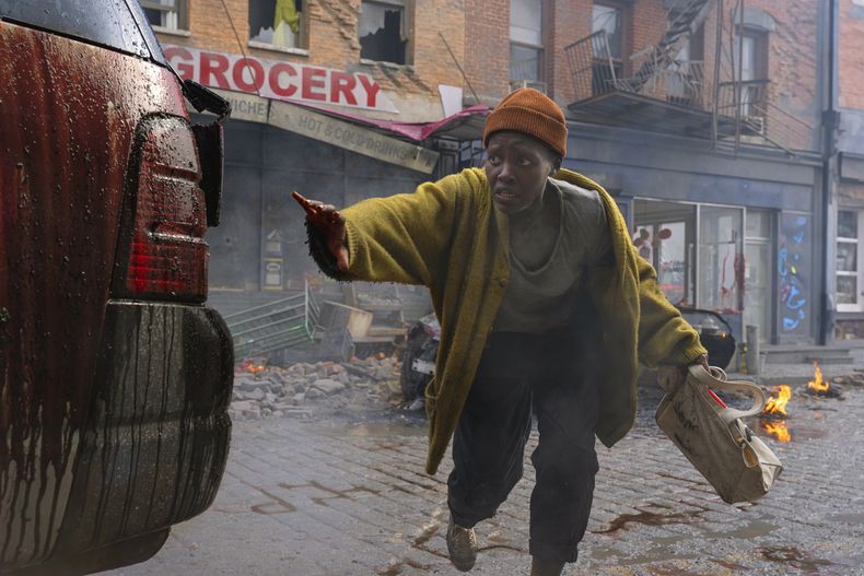 Esta imagen publicada por Paramount Pictures muestra a Lupita Nyongo en una escena de la película A Quiet Place: Day One. (Gareth Gatrell/Paramount Pictures vía AP)