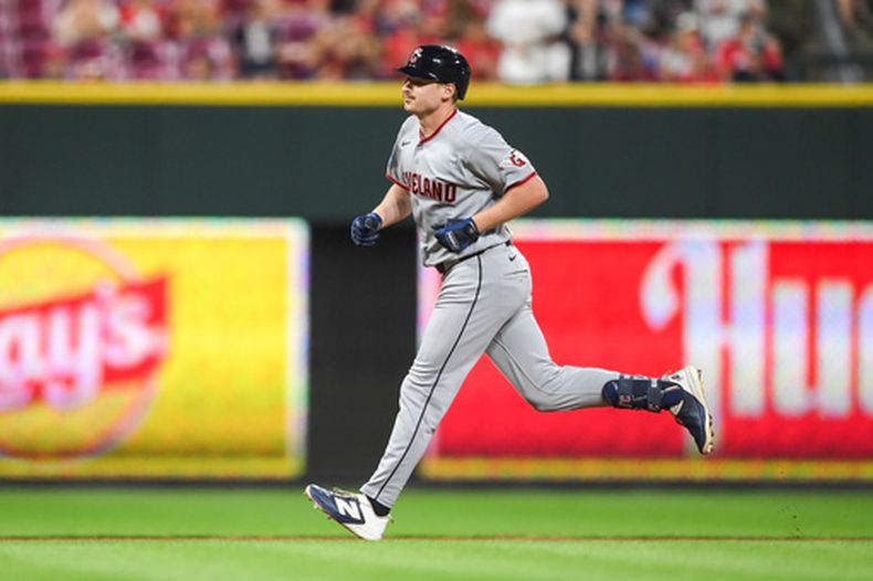 Kyle Manzardo, de los Guardianes de Cleveland, recorre las bases luego de conecctar un jonrón ante los Rojos de Cincinnati, el miércoles 29 de julio de 2026 (AP Foto/Tanner Pearson)