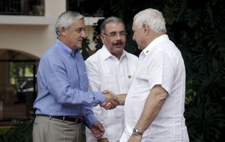 El presidente de Guatemala, Otto P&eacute;rez Molina (izquierda), estrecha la mano de su colega de Panam&aacute;, Ricardo Martinelli (derecha), acompa&ntilde;ados del presidente de Rep&uacute;blica Dominicana, Danilo Medina, en el marco de una reuni&oacut