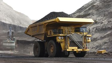Un camión de minería transporta carbón en la mina a cielo abierto Spring Creek de Cloud Peak Energy, en Montana, el 4 de abril de 2013. (AP Foto/Matthew Brown, Archivo)