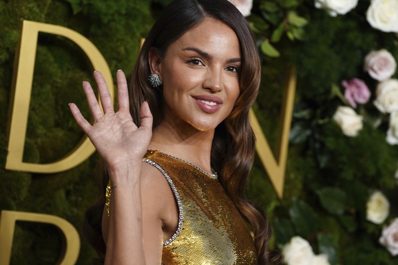 Eiza González llega a la 82ª edición de los Globos de Oro el domingo 5 de enero de 2025 en el Beverly Hilton de Beverly Hills, California. (Foto Jordan Strauss/Invision/AP)